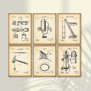 Puede incluir: Seis impresiones enmarcadas de patentes antiguas con ilustraciones en blanco y negro de equipos de bomberos. Las impresiones incluyen diagramas de un camión de bomberos, una bomba de agua, una escalera, un hacha, un casco y una boca de incendios.