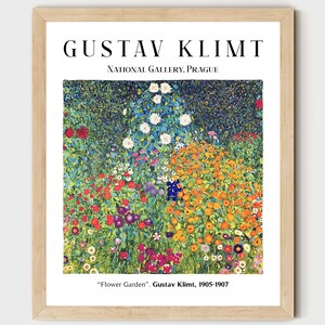 Op de afbeelding: Een ingelijste print van een schilderij van Gustav Klimt getiteld "Bloementuin". Het schilderij toont een veld met kleurrijke bloemen in een levendige, abstracte stijl. De print is afkomstig uit de Nationale Galerie in Praag.