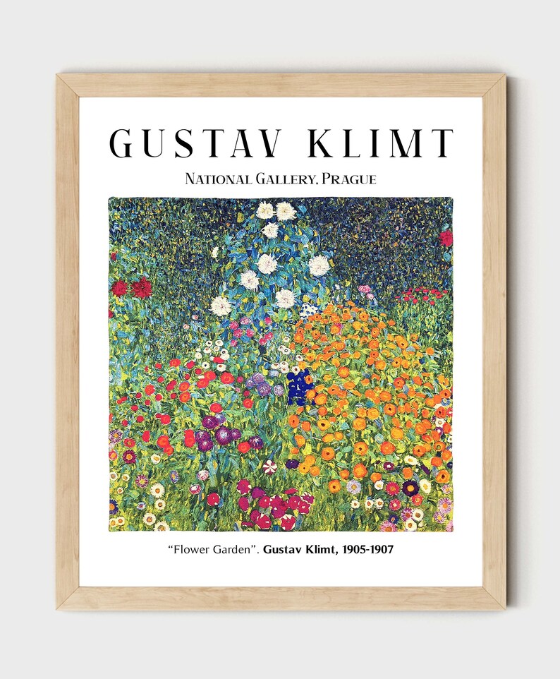 Op de afbeelding: Een ingelijste print van een schilderij van Gustav Klimt getiteld "Bloementuin". Het schilderij toont een veld met kleurrijke bloemen in een levendige, abstracte stijl. De print is afkomstig uit de Nationale Galerie in Praag.