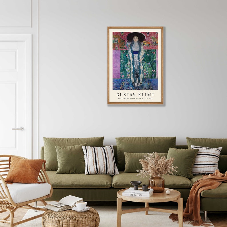 Pu&ograve; includere: Un poster incorniciato di un dipinto di Gustav Klimt intitolato "Ritratto di Adele Bloch-Bauer I" (1907). Il dipinto raffigura una donna con un lungo abito fluido e un grande cappello. Lo sfondo &egrave; un design astratto colorato.