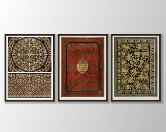 Puede incluir: Tres impresiones enmarcadas de intrincados patrones florales. La impresión superior presenta un diseño circular con fondo negro y flores de colores. La impresión del medio presenta un fondo rojo con detalles dorados y una cabeza de león en el centro. La impresión inferior presenta un fondo negro con patrones florales dorados.