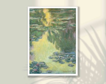 Puede incluir: Una pintura de un estanque con nenúfares y reflejos de árboles en el agua. El agua es de color verde claro y los nenúfares son de un verde más oscuro. La pintura es de Claude Monet y está fechada en 1917.