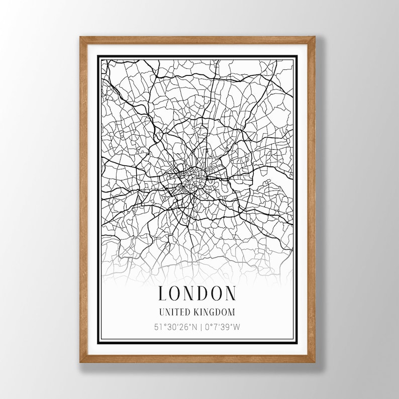 Puede incluir: Una l&aacute;mina de arte mural enmarcada con un mapa callejero en blanco y negro de Londres, Reino Unido. El dise&ntilde;o incluye el nombre de la ciudad, el pa&iacute;s y las coordenadas 51&deg;30'26"N | 0&deg;7'39"W en texto negro en la parte inferior, con un marco de madera clara.