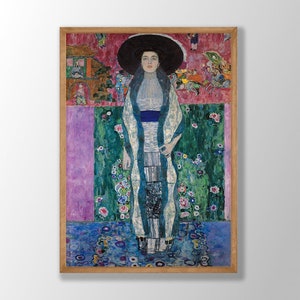Pu&ograve; includere: Un dipinto di una donna con un vestito bianco e una fascia blu, in piedi in un giardino con uno sfondo rosa e verde. Indossa un cappello nero e ha i capelli lunghi e scuri. Il dipinto &egrave; pieno di fiori e altri dettagli.