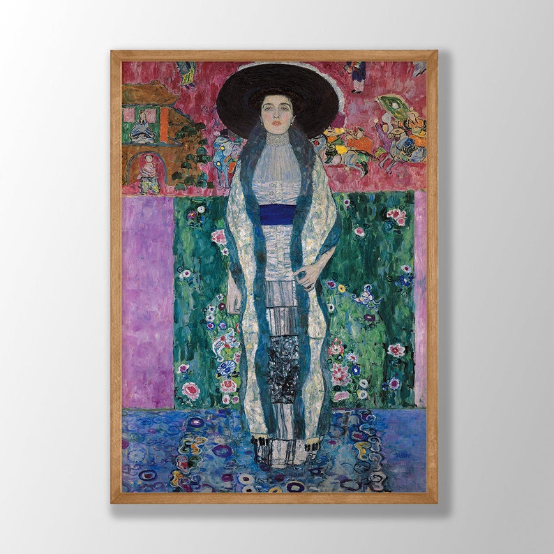 Pu&ograve; includere: Un dipinto di una donna con un vestito bianco e una fascia blu, in piedi in un giardino con uno sfondo rosa e verde. Indossa un cappello nero e ha i capelli lunghi e scuri. Il dipinto &egrave; pieno di fiori e altri dettagli.