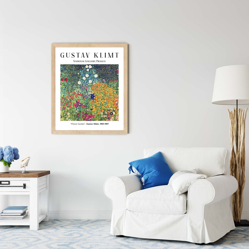 Op de afbeelding: Een ingelijste poster van een schilderij van Gustav Klimt met de titel "Bloementuin". Het schilderij toont een veld vol kleurrijke bloemen in een levendige, abstracte stijl. De poster is van de National Gallery Prague.