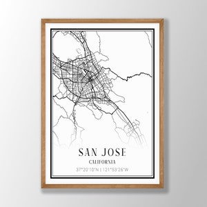 Puede incluir: Una impresi&oacute;n de arte enmarcada que presenta un mapa de calles en blanco y negro de San Jos&eacute;, California. La impresi&oacute;n incluye el texto SAN JOSE, CALIFORNIA, y las coordenadas 37&deg;20'10"N | 121&deg;53'26"W en una fuente sans-serif bajo el mapa.