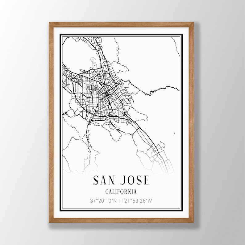 Puede incluir: Una impresi&oacute;n de arte enmarcada que presenta un mapa de calles en blanco y negro de San Jos&eacute;, California. La impresi&oacute;n incluye el texto SAN JOSE, CALIFORNIA, y las coordenadas 37&deg;20'10"N | 121&deg;53'26"W en una fuente sans-serif bajo el mapa.