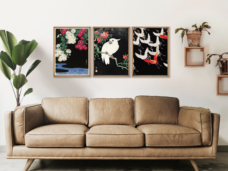 K&ouml;nnte beinhalten: Drei gerahmte japanische Drucke mit schwarzem Hintergrund. Der linke Druck zeigt wei&szlig;e und rosa Blumen, der mittlere Druck zeigt einen wei&szlig;en Vogel auf einem Zweig mit roten Blumen und der rechte Druck zeigt rote und wei&szlig;e V&ouml;gel, die in einer Schar fliegen.