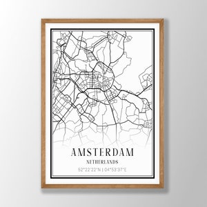 Puede incluir: Una l&aacute;mina decorativa enmarcada con un mapa de calles en blanco y negro de &Aacute;msterdam, Pa&iacute;ses Bajos. La impresi&oacute;n incluye el nombre de la ciudad, el pa&iacute;s y las coordenadas 52&deg;22'22"N | 04&deg;53'37"E en texto negro en la parte inferior, con marco de madera clara.