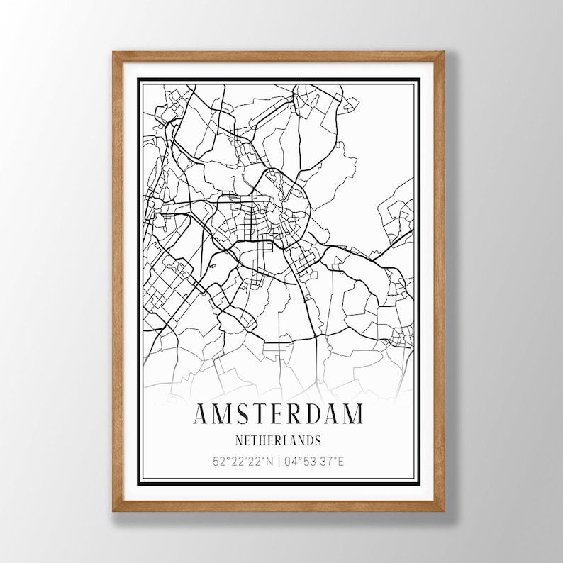 Puede incluir: Una l&aacute;mina decorativa enmarcada con un mapa de calles en blanco y negro de &Aacute;msterdam, Pa&iacute;ses Bajos. La impresi&oacute;n incluye el nombre de la ciudad, el pa&iacute;s y las coordenadas 52&deg;22'22"N | 04&deg;53'37"E en texto negro en la parte inferior, con marco de madera clara.