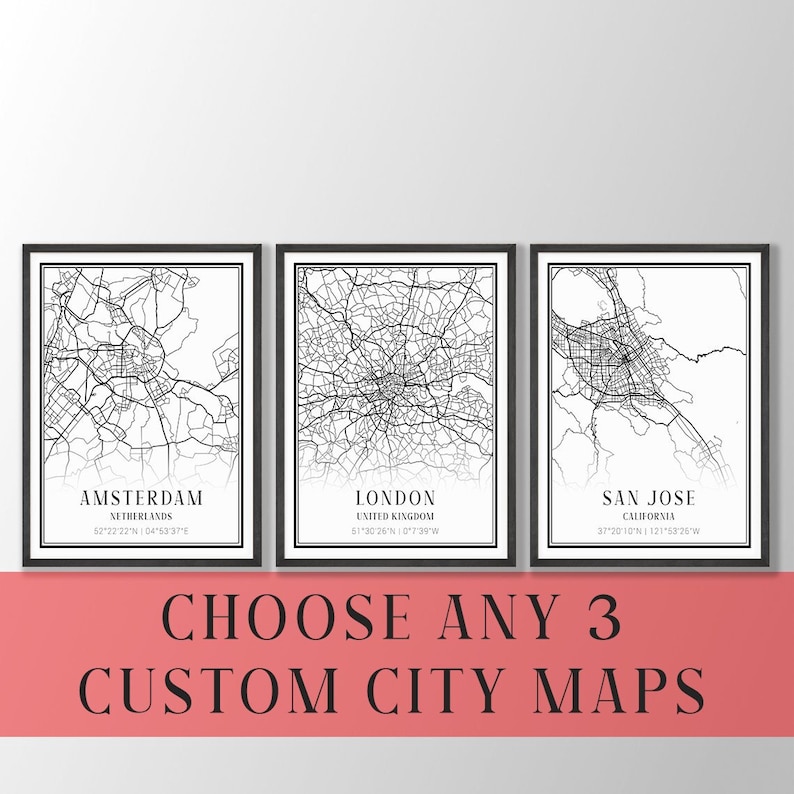 Puede incluir: Tres l&aacute;minas de pared enmarcadas con mapas de calles en blanco y negro de &Aacute;msterdam, Londres y San Jos&eacute;. Cada impresi&oacute;n incluye el nombre de la ciudad, el pa&iacute;s o estado y las coordenadas geogr&aacute;ficas. El texto CHOOSE ANY 3 CUSTOM CITY MAPS est&aacute; debajo.