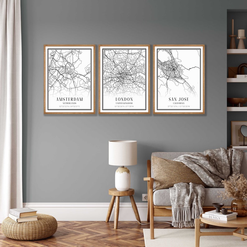 Puede incluir: Tres l&aacute;minas decorativas enmarcadas con mapas urbanos en blanco y negro de &Aacute;msterdam, Londres y San Jos&eacute;. Cada impresi&oacute;n rectangular incluye el nombre de la ciudad, el pa&iacute;s o estado y las coordenadas geogr&aacute;ficas en una tipograf&iacute;a negra.