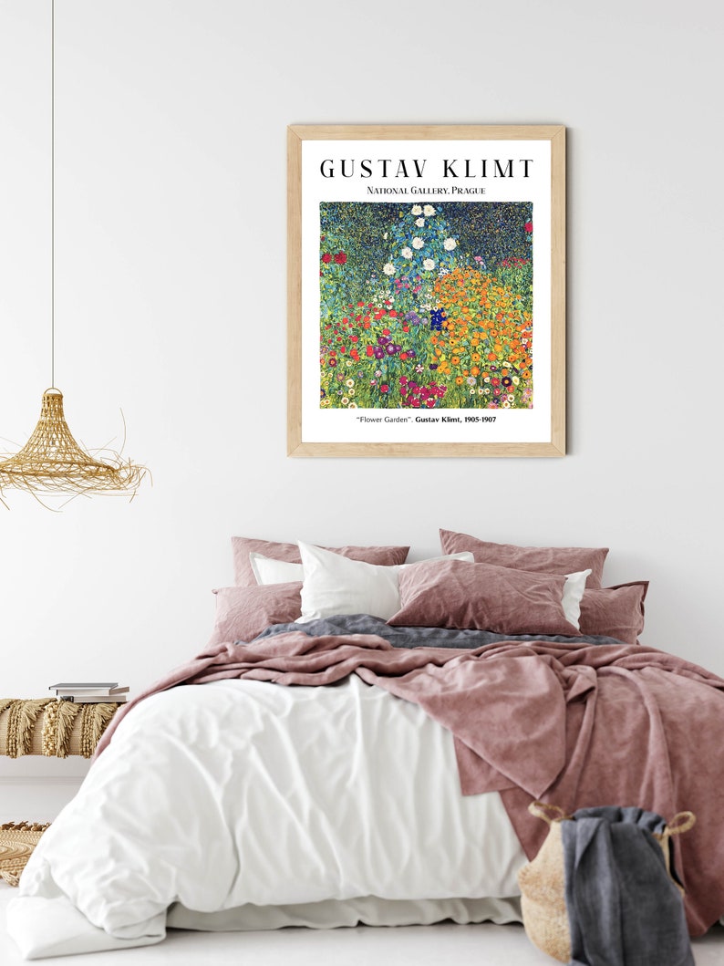 Op de afbeelding: Een ingelijste print van een schilderij van Gustav Klimt getiteld "Bloementuin". Het schilderij toont een levendig veld met bloemen in verschillende kleuren, waaronder rood, geel, oranje, blauw en wit. Het schilderij is tentoongesteld in een houten lijst met een witte passe-partout.