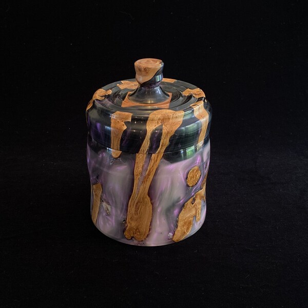 Box made from Pinot Noir Grape Vines with Metallic Violet and Black Resin. Lidded with Handle.