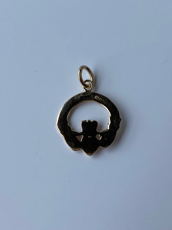 Vintage Solid 9k Yellow Gold Claddagh Charm - Fin… - image 4