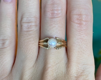 Vintage Solid 14k Yellow Gold Pearl Ring - Size 7.25