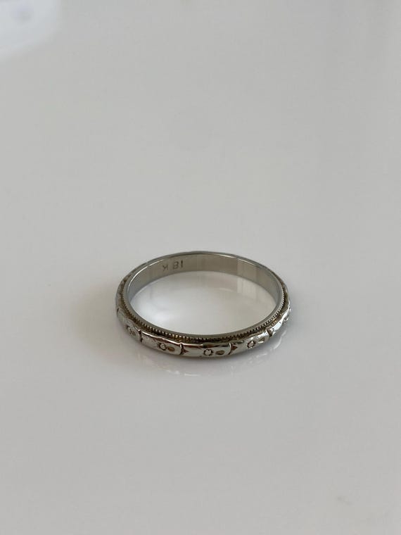 Vintage Solid 18k White Gold Designed Ring Band -… - image 5