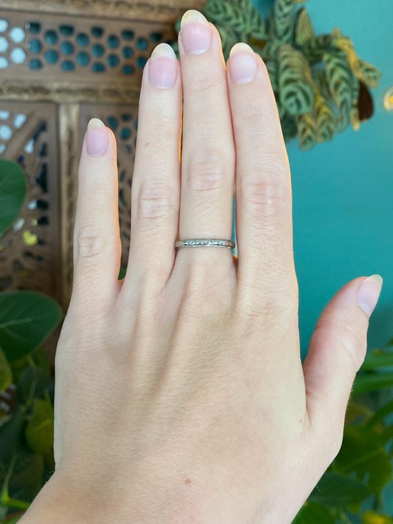 Vintage Solid 18k White Gold Designed Ring Band -… - image 2