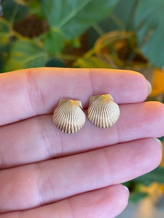 Vintage Solid 14k Yellow Gold Shell Stud Earrings - image 1