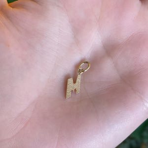 Charm initiale « M » en or jaune massif 14 carats vintage