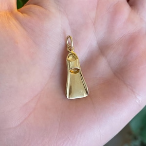 Charm palme de nageur vintage en or jaune massif 14 carats
