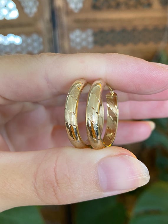 Vintage 10k Yellow Gold Satin Shiny Striped Design Hoop Earrings