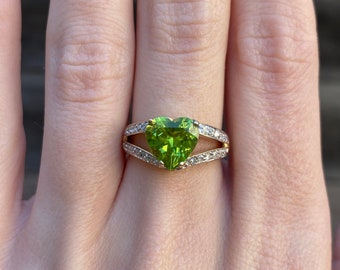 Vintage Solid 10k Yellow Gold Peridot Heart & Diamond Ring - Size 6 - Green Gemstone - Quality Fine Estate Jewelry - Real Genuine