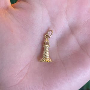 Charm phare vintage en or jaune massif 14 carats