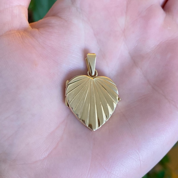 Vintage Solid 14k Yellow Gold Design Heart Locket Charm