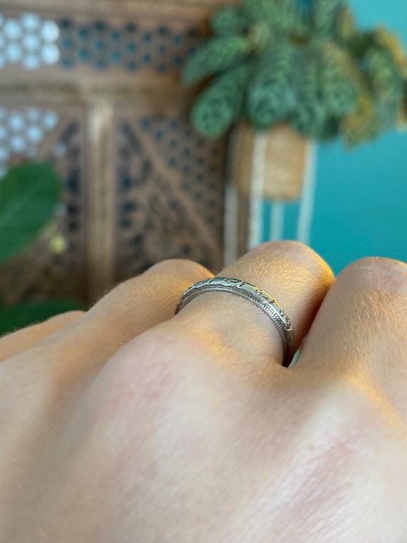 Vintage Solid 18k White Gold Designed Ring Band -… - image 4