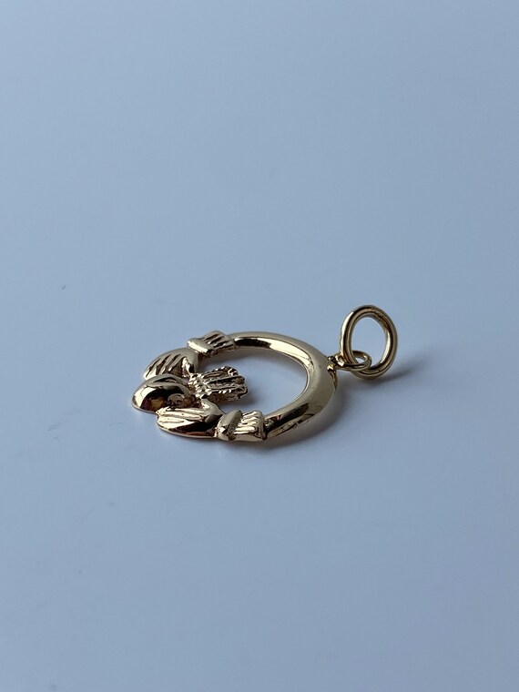 Vintage Solid 9k Yellow Gold Claddagh Charm - Fin… - image 5