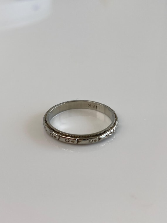 Vintage Solid 18k White Gold Designed Ring Band -… - image 6