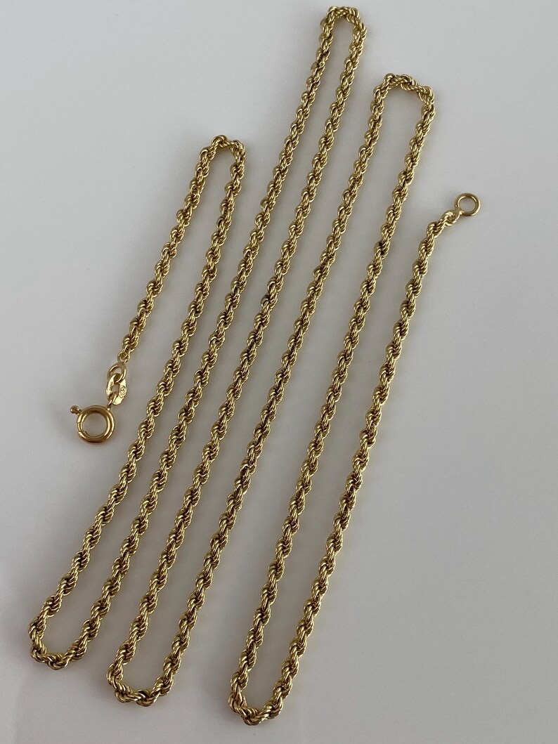 Puede incluir: Varias cadenas de cuerda doradas de diferentes longitudes se muestran sobre un fondo blanco. Las cadenas tienen un dise&ntilde;o de cuerda trenzada y est&aacute;n conectadas con un cierre. Las cadenas probablemente est&aacute;n hechas de oro o metal dorado.