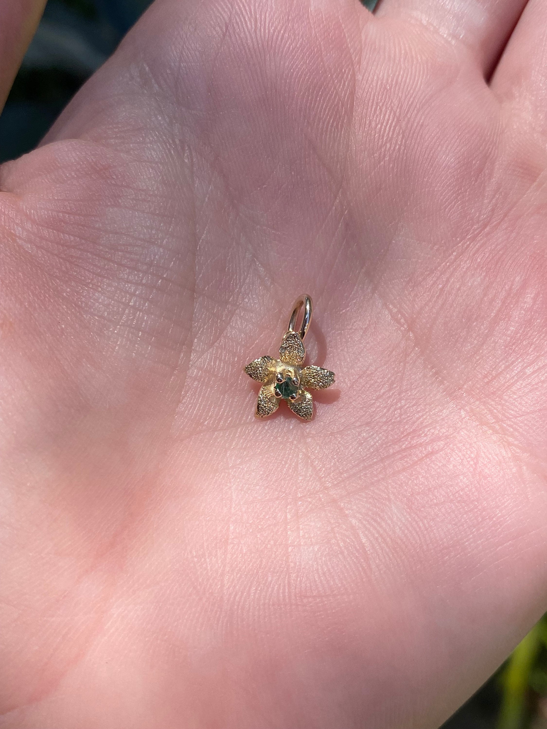 Vintage Solid 14k Yellow Gold Green Cubic Zirconia Flower Charm - Quality Fine Estate Jewelry - Real Genuine Gold