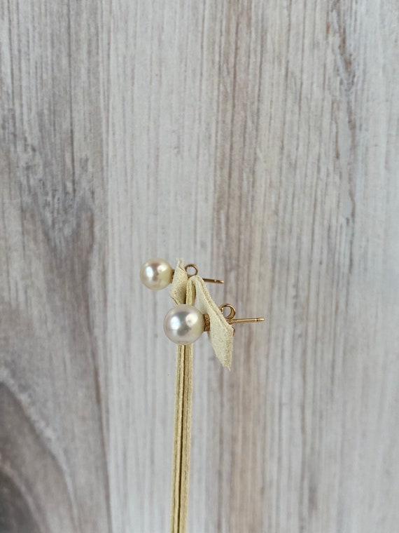 Vintage Solid 14k Yellow Gold Pearl Stud Earrings… - image 5