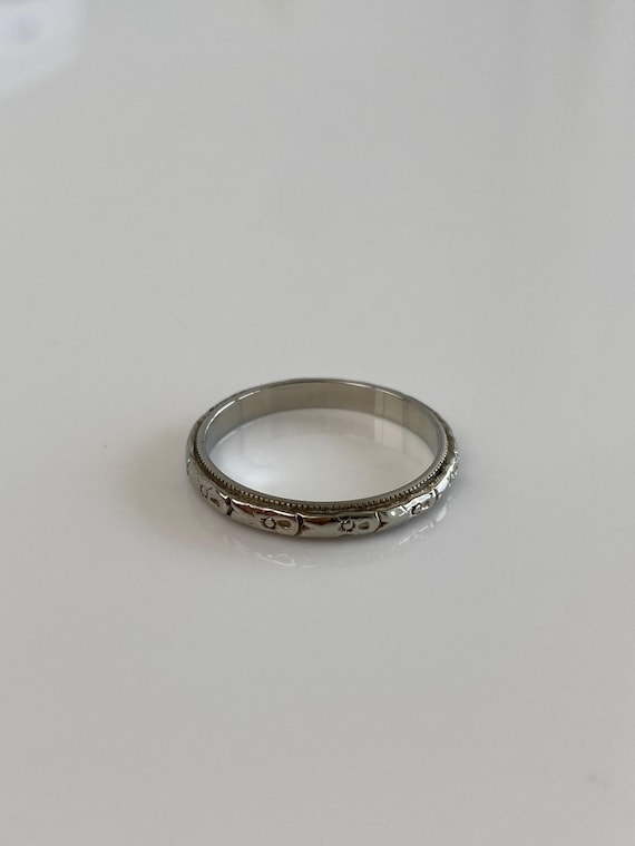Vintage Solid 18k White Gold Designed Ring Band -… - image 8