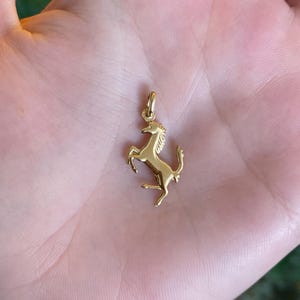Charm cheval vintage en or jaune massif 18 carats