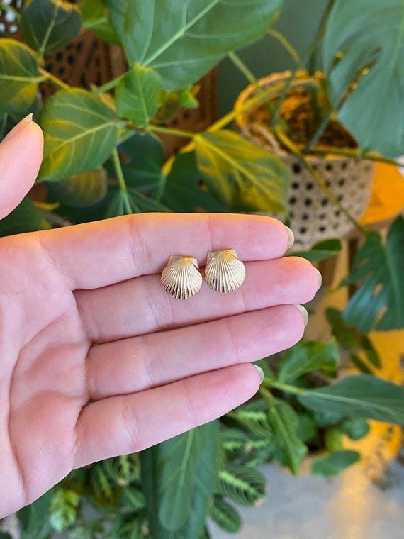 Vintage Solid 14k Yellow Gold Shell Stud Earrings - image 2