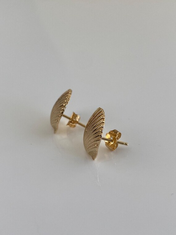Vintage Solid 14k Yellow Gold Shell Stud Earrings - image 5