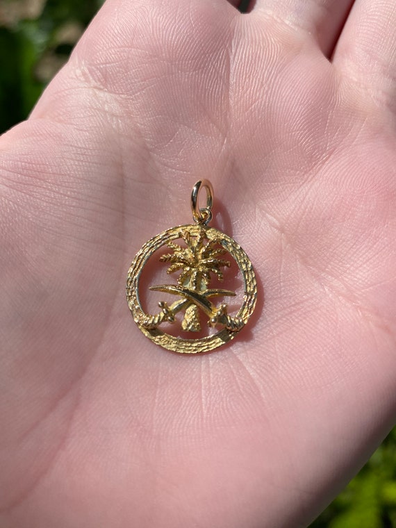 Vintage Solid 18k Yellow Gold Saudi Arabian National Emblem Charm