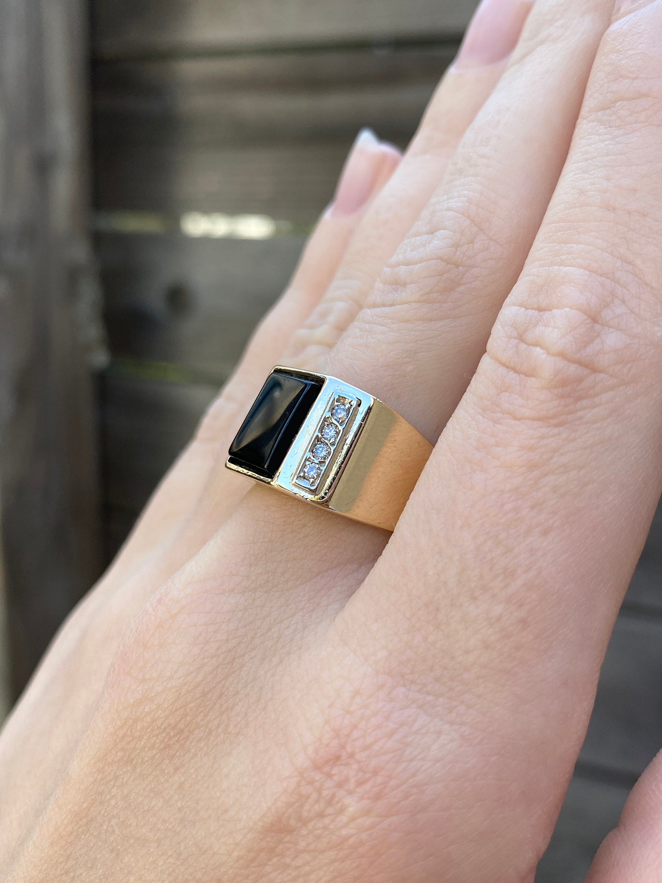 Vintage Solid 10k Yellow Gold Onyx & Diamond Ring - Size 7.5 Vintage Solid 10k Yellow Gold Onyx & Diamond Ring - Size 7.5