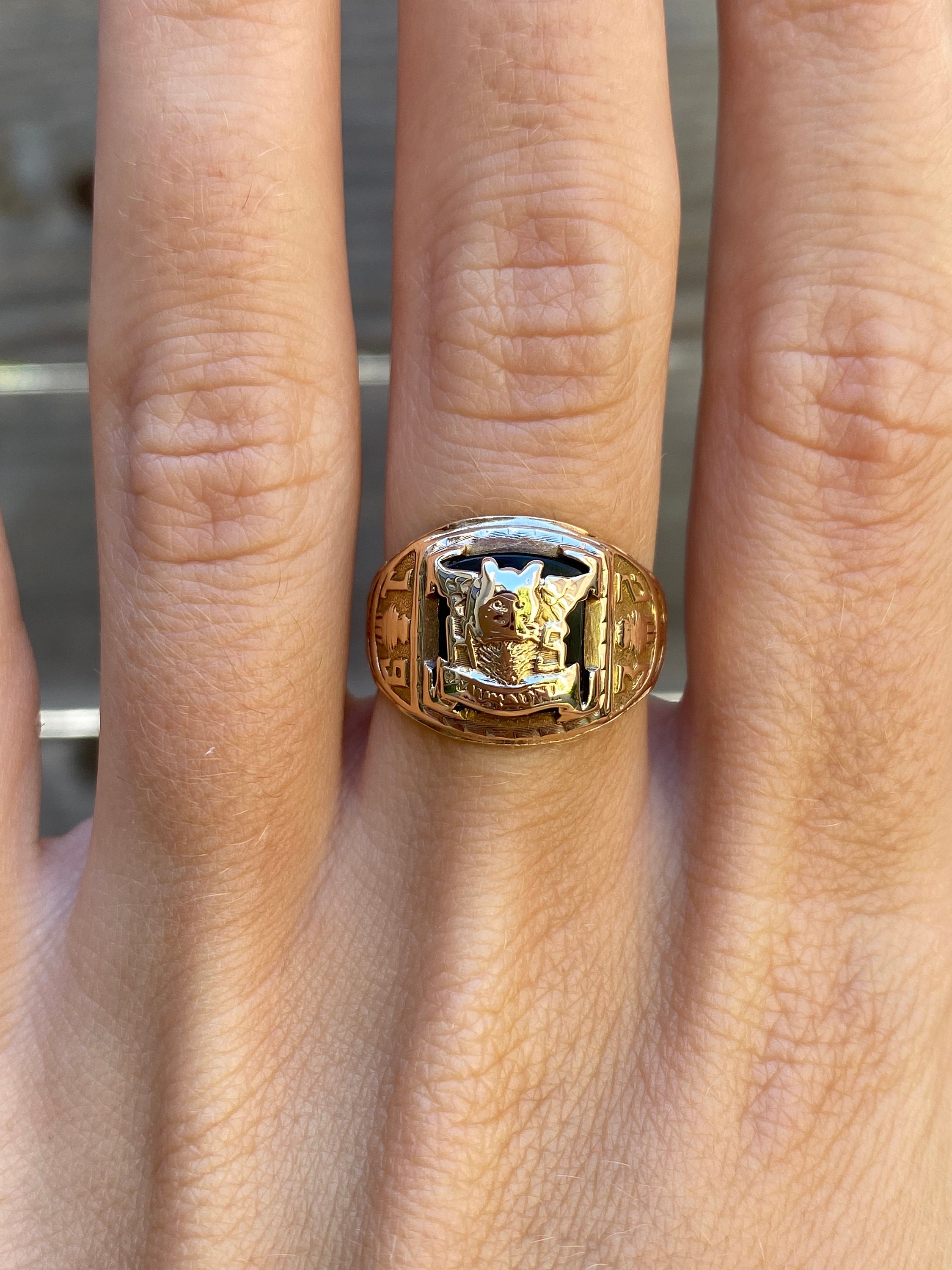 Vintage Solid 10k Yellow Gold Black Stone 1932 H.S. Class Vintage Solid 10k Yellow Gold Black Stone 1932 H.S. Class