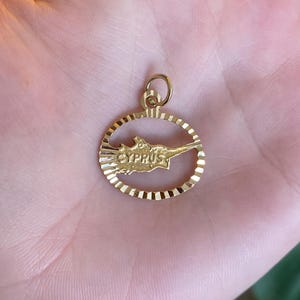 Charm Chypre vintage en or jaune massif 18 carats tourné