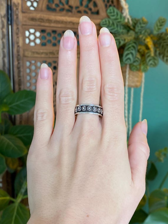 Vintage Solid Sterling Silver Flower Ring Band - … - image 2
