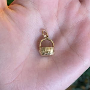 Charm panier vintage en or jaune 14 carats