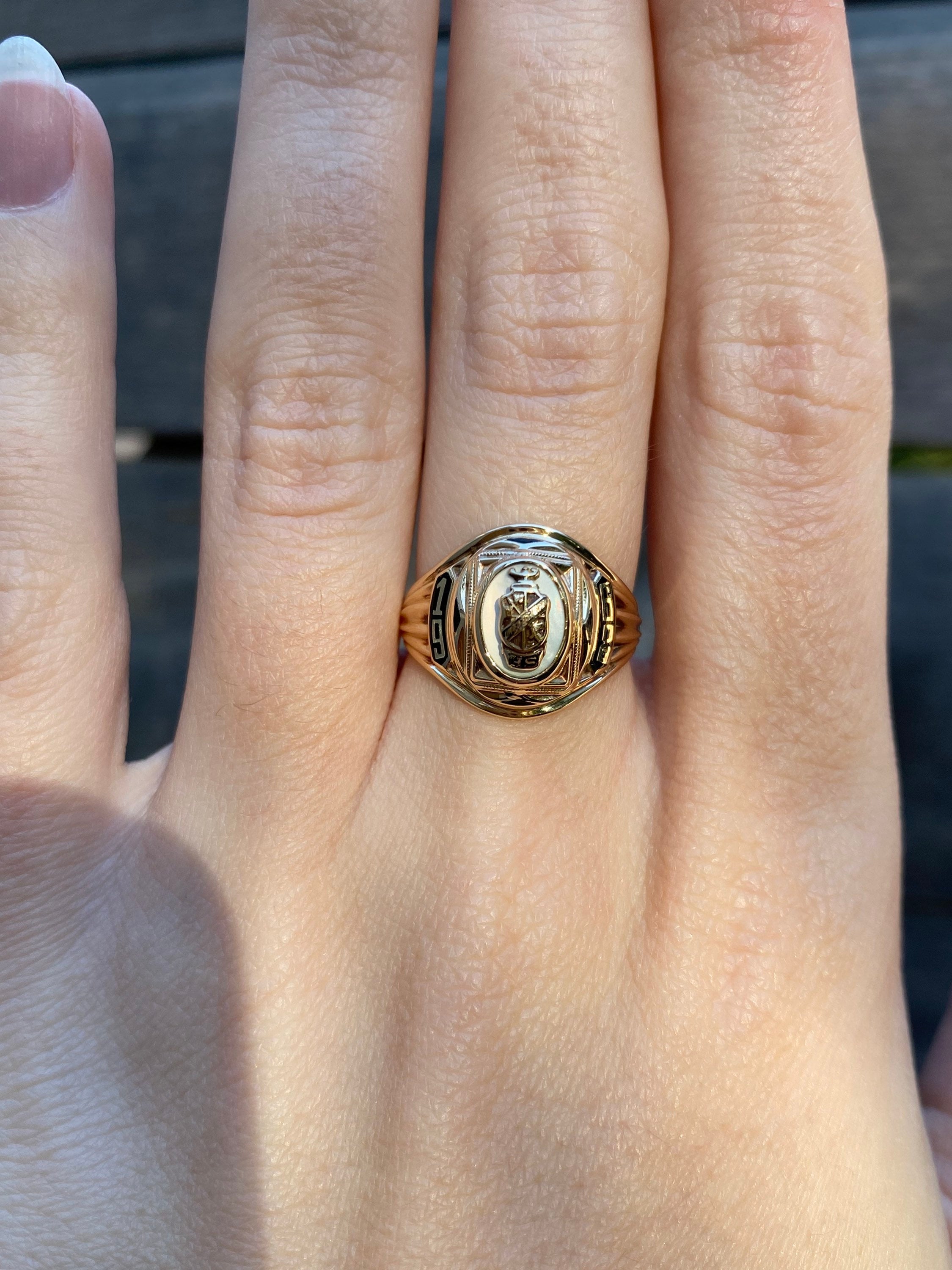 Vintage Solid 10k Yellow Gold 1968 Mother of Pearl Class Vintage Solid 10k Yellow Gold 1968 Mother of Pearl Class