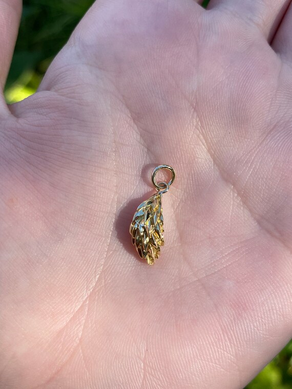 Vintage Solid 18k Yellow Gold Leaf Charm Quality Estate Jewelry