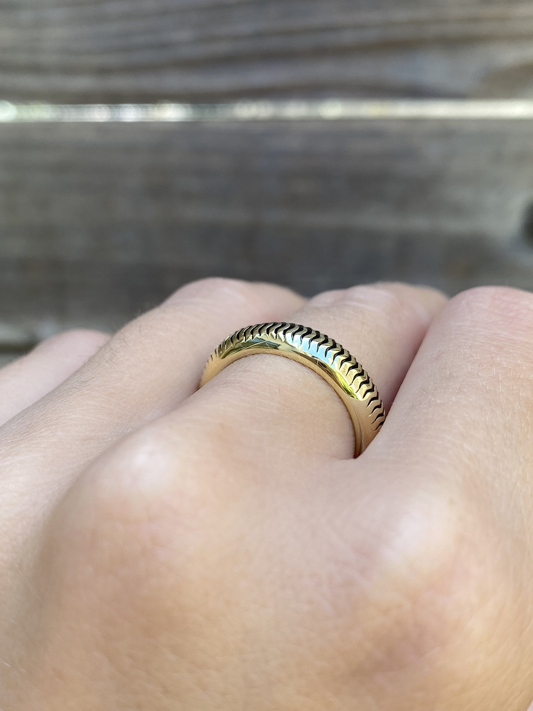 Solid 18k Yellow Gold Wave Zig Zag Pattern Ring Band - Size