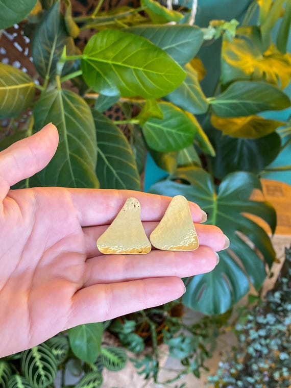 Solid 18k Yellow Gold Hammered Texture Triangle S… - image 2